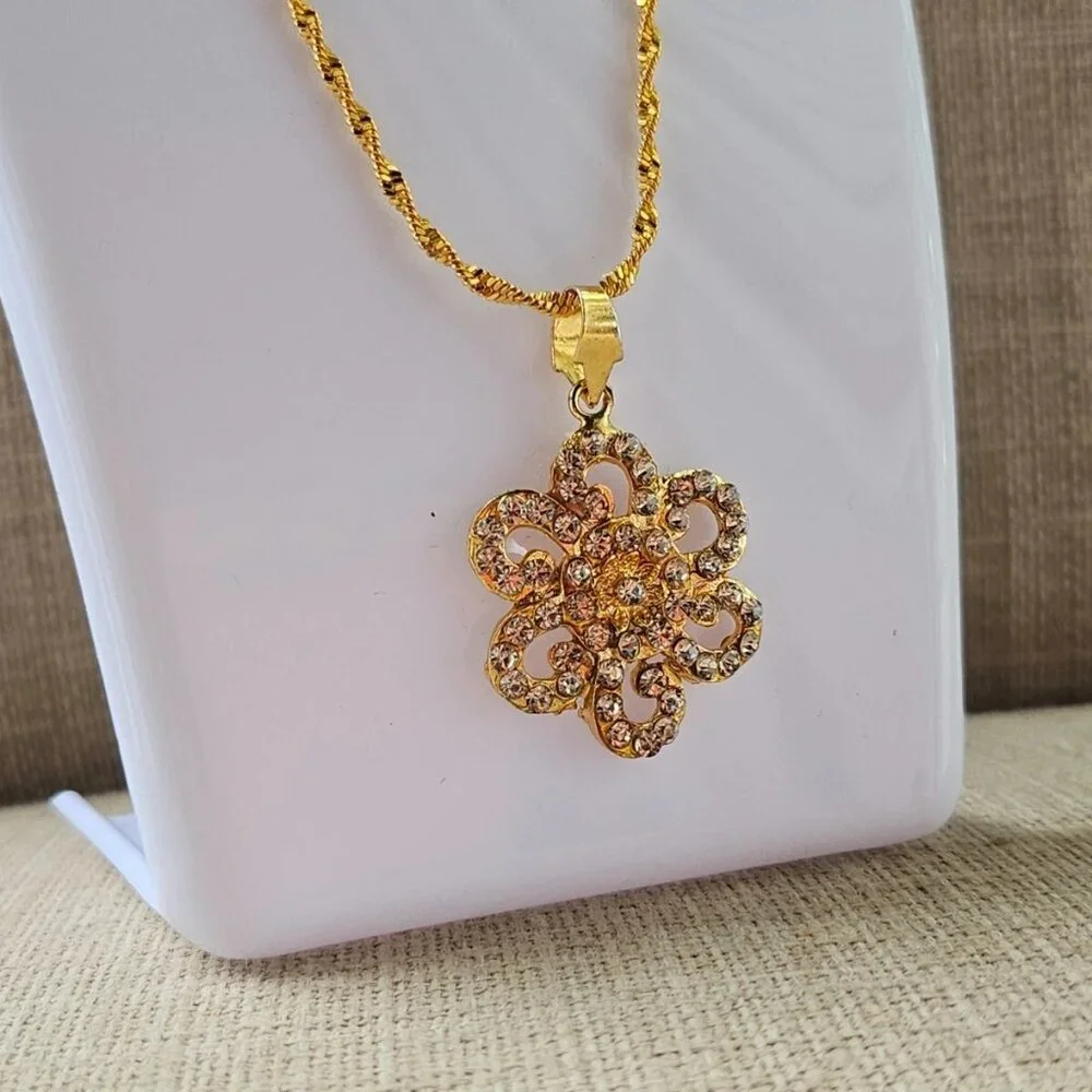 Women Necklace Fashion Gole Tone Crystals Accent Pendant Fashion Jewelry, New